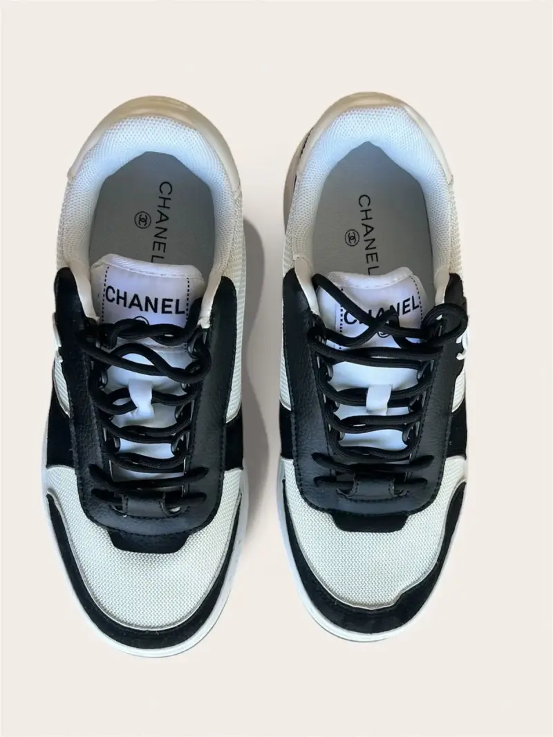 Zapatillas deportivas Chanel blancas y negras - 1