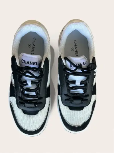 Zapatillas deportivas Chanel blancas y negras - miniatura 1