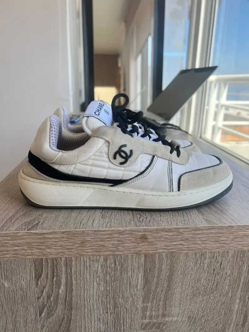 Zapatillas deportivas Chanel blancas y negras - 2