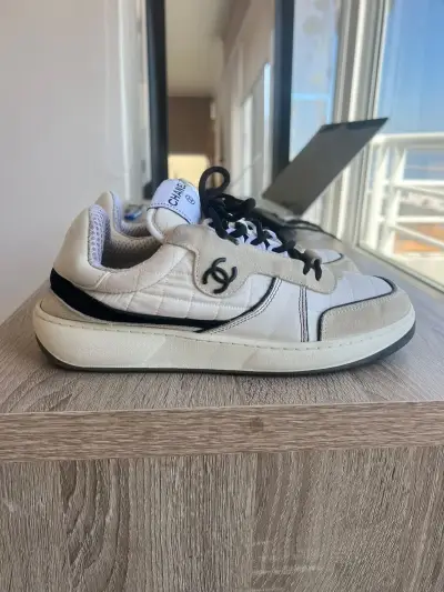 Zapatillas deportivas Chanel blancas y negras - miniatura 2