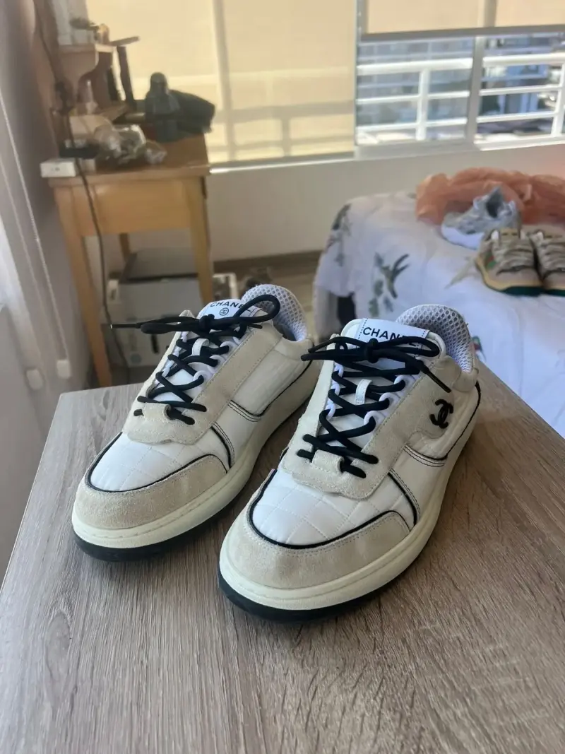 Zapatillas deportivas Chanel blancas y negras - 3