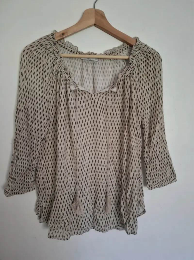 Blusa beige con estampado geométrico - 2
