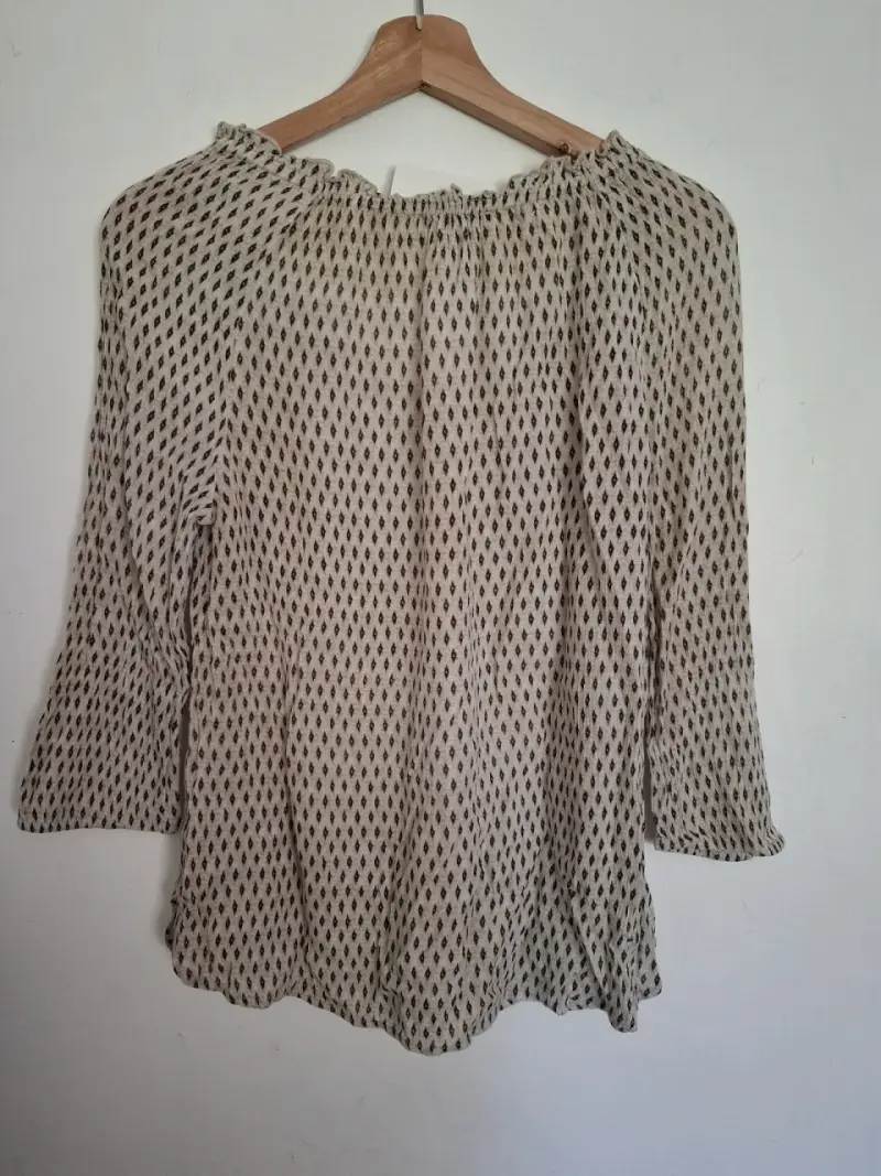 Blusa beige con estampado geométrico - 3