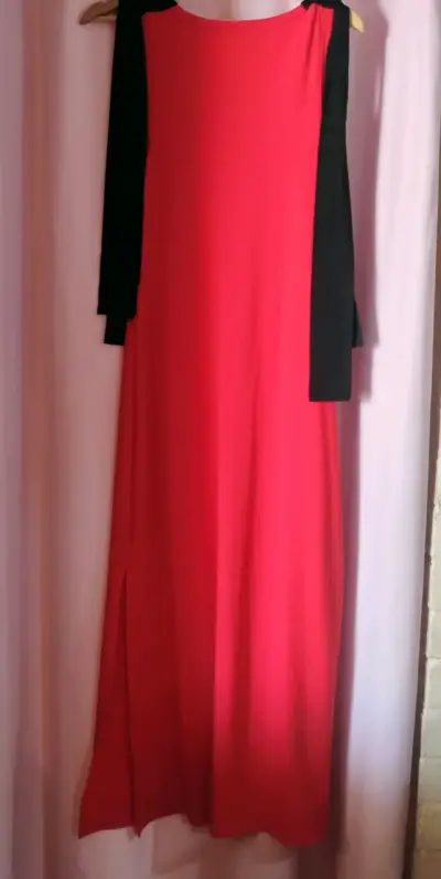 Vestido largo rojo con detalles negros Adhorada - miniatura 2