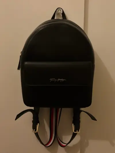 Mochila negra Tommy Hilfiger con correas tricolor - miniatura 1