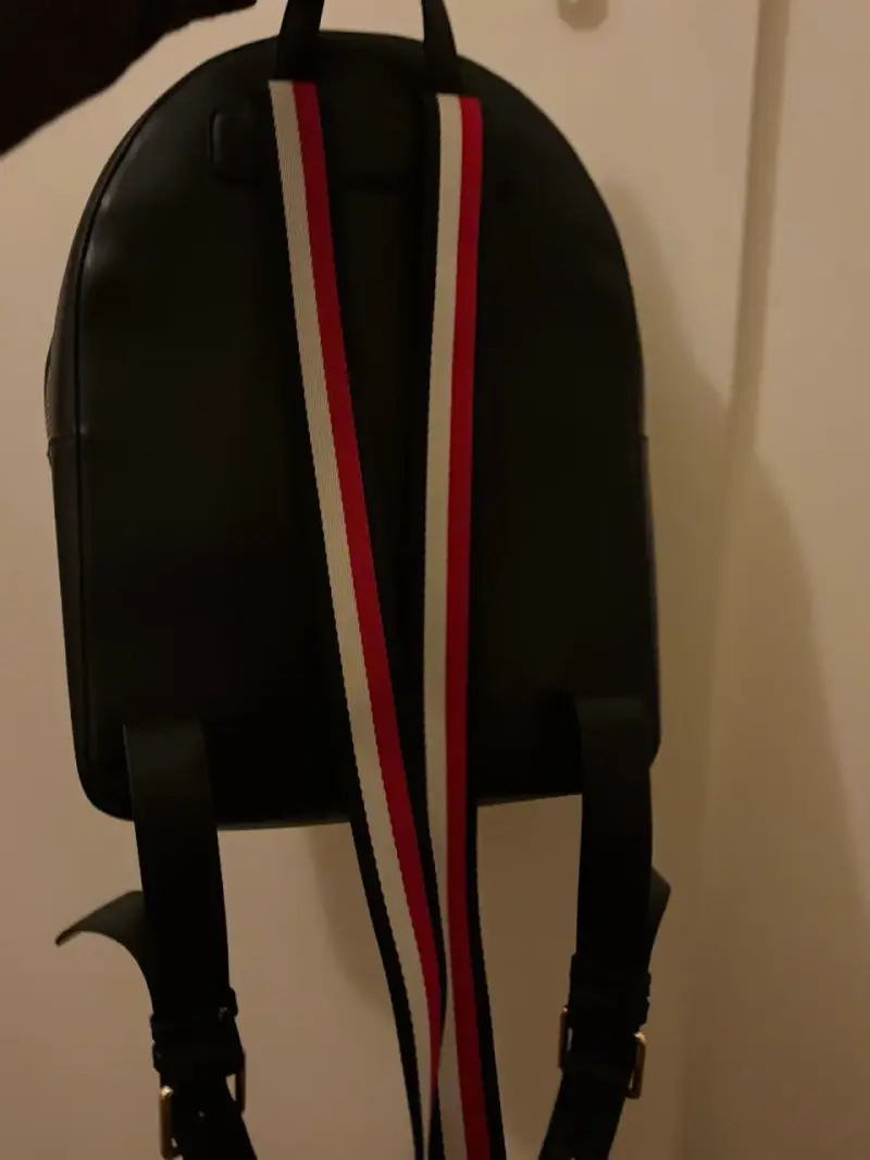 Mochila negra Tommy Hilfiger con correas tricolor - 3