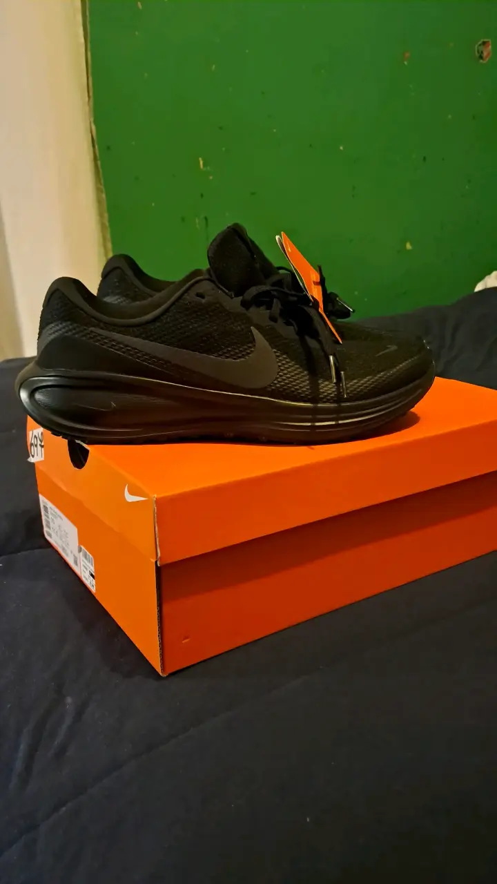 Nike Revolution 8 Talla 44/28 cm - 1