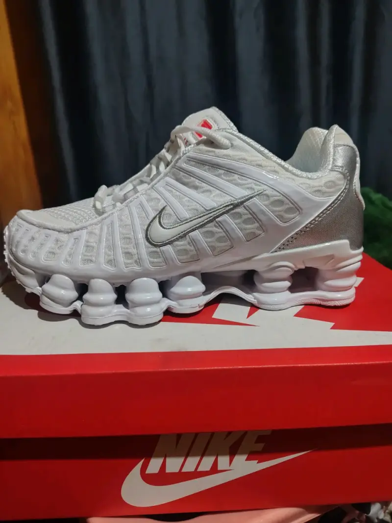 Zapatillas deportivas blancas Nike con diseño moderno - 1