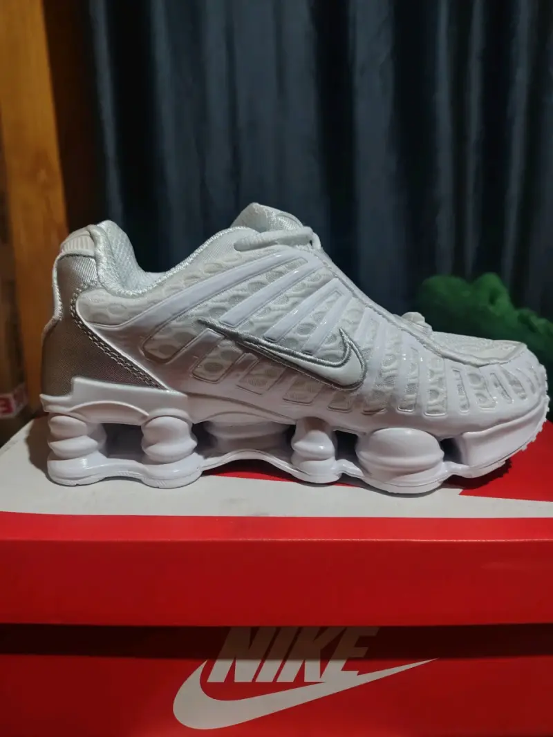 Zapatillas deportivas blancas Nike con diseño moderno - 2