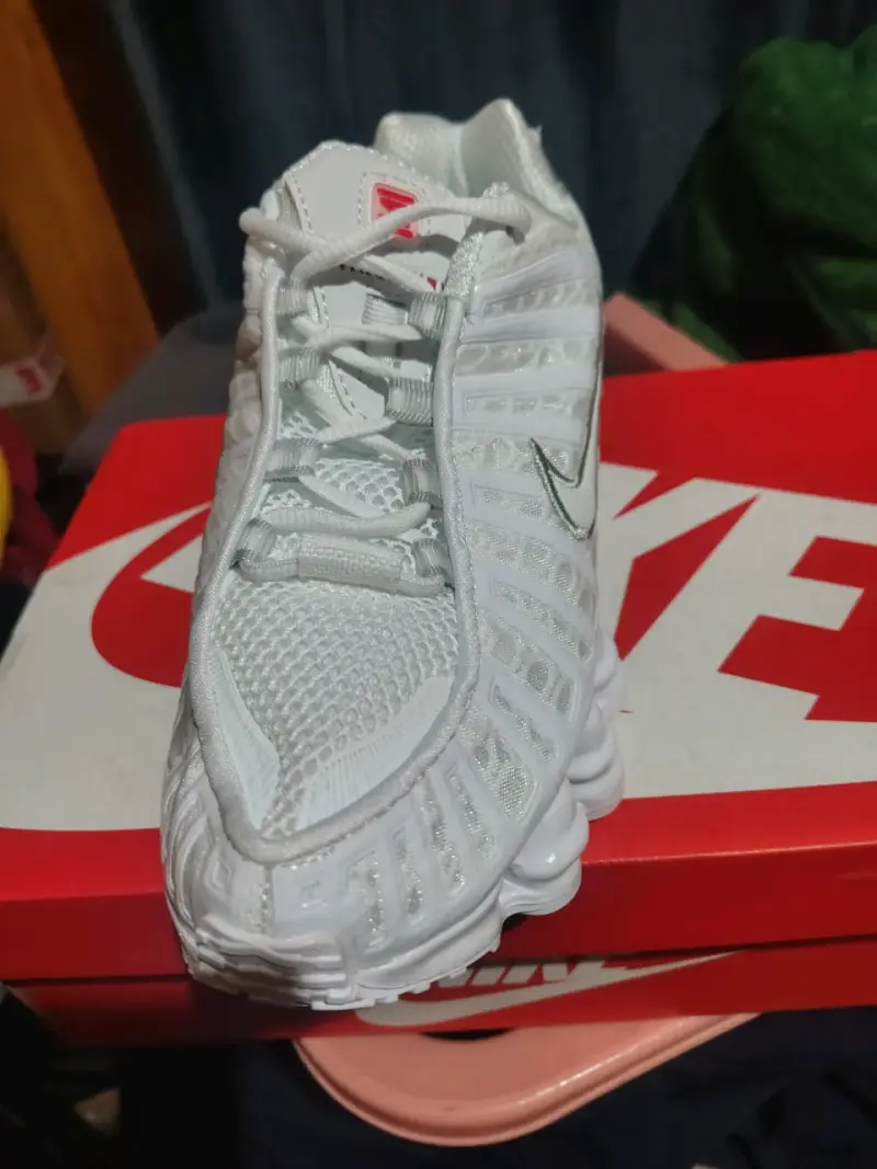 Zapatillas deportivas blancas Nike con diseño moderno - 3