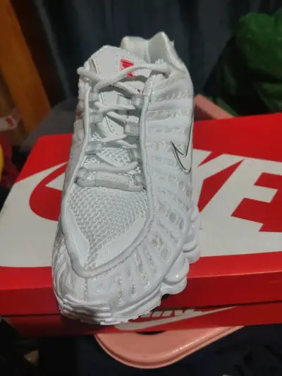 Zapatillas deportivas blancas Nike con diseño moderno - miniatura 3