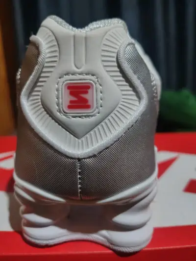 Zapatillas deportivas blancas Nike con diseño moderno - miniatura 4