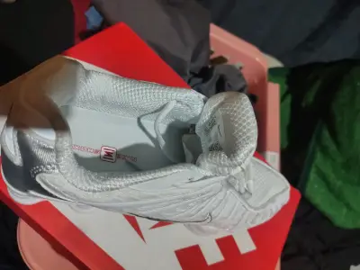 Zapatillas deportivas blancas Nike con diseño moderno - miniatura 5