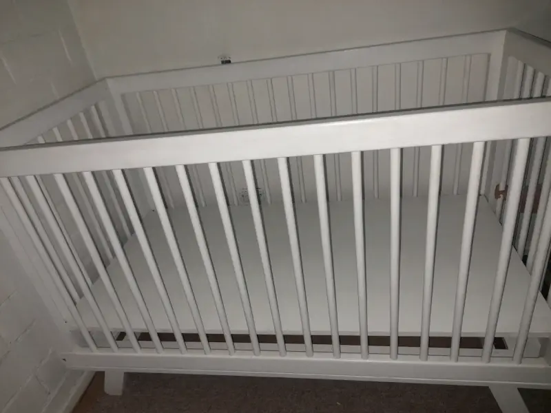 Cuna de madera blanca para bebé en buen estado - 2