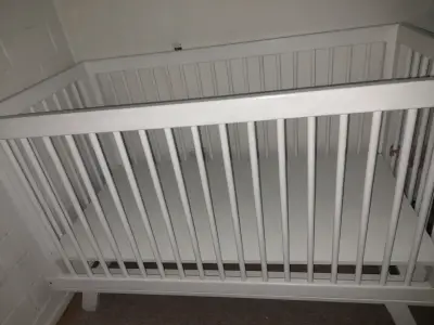 Cuna de madera blanca para bebé en buen estado - miniatura 2