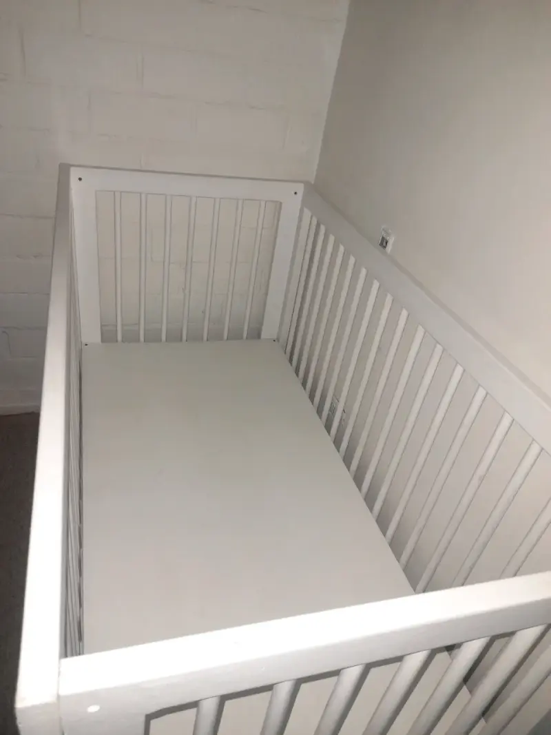 Cuna de madera blanca para bebé en buen estado - 3