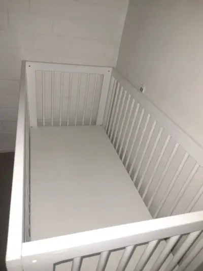 Cuna de madera blanca para bebé en buen estado - miniatura 3