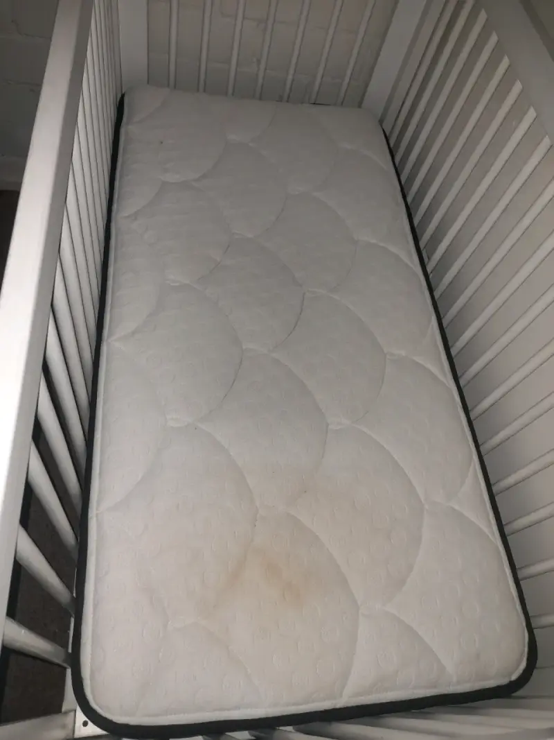 Cuna de madera blanca para bebé en buen estado - 4