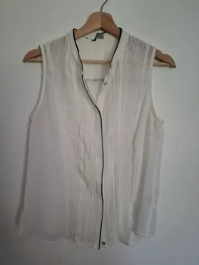 Blusa sin mangas blanca con encaje - miniatura 2