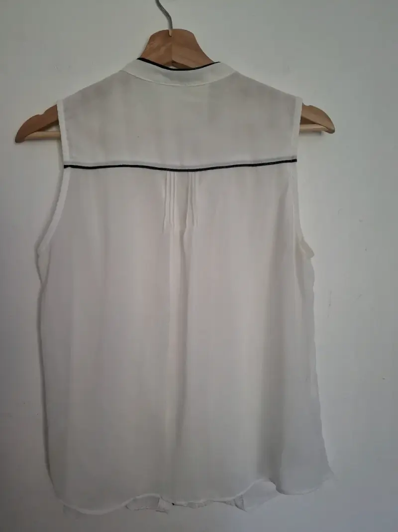 Blusa sin mangas blanca con encaje - 3