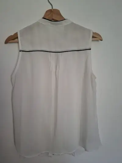Blusa sin mangas blanca con encaje - miniatura 3