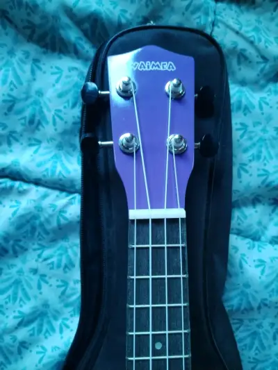 Ukulele soprano Waimea púrpura con funda - miniatura 3