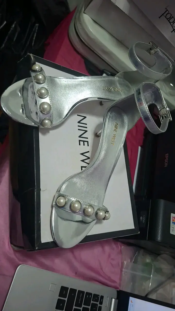 Sandalias plateadas Nine West con perlas - 1