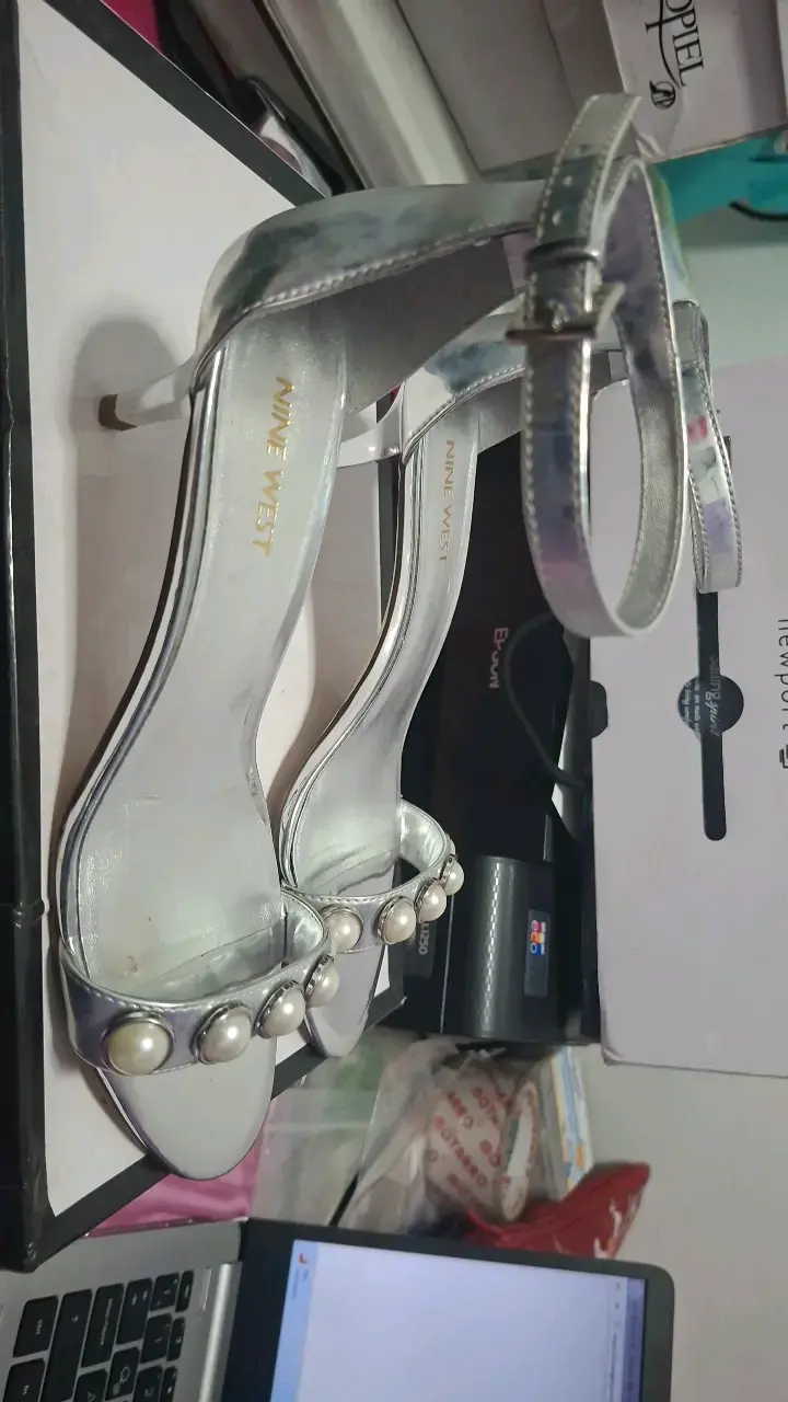 Sandalias plateadas Nine West con perlas - 4