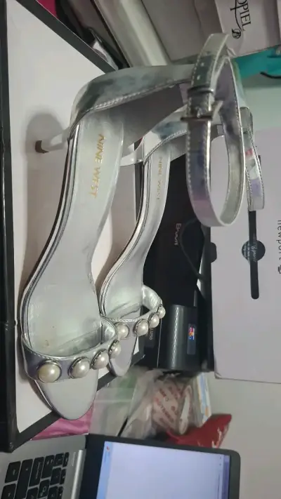 Sandalias plateadas Nine West con perlas - miniatura 4