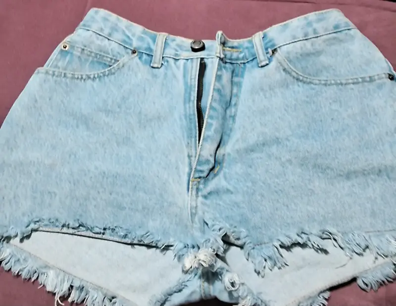 Shorts de mezclilla azul claro desgastados - 1