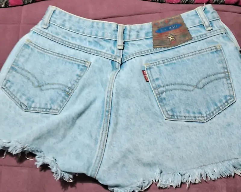 Shorts de mezclilla azul claro desgastados - 2