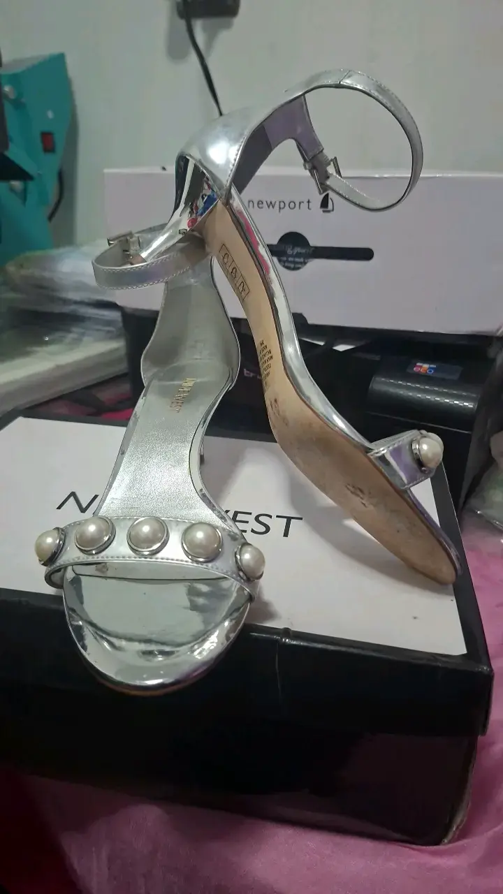 Sandalias plateadas Nine West con perlas - 5