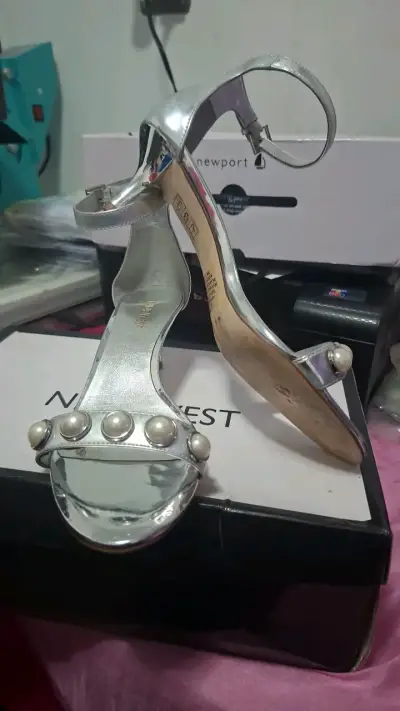 Sandalias plateadas Nine West con perlas - miniatura 5