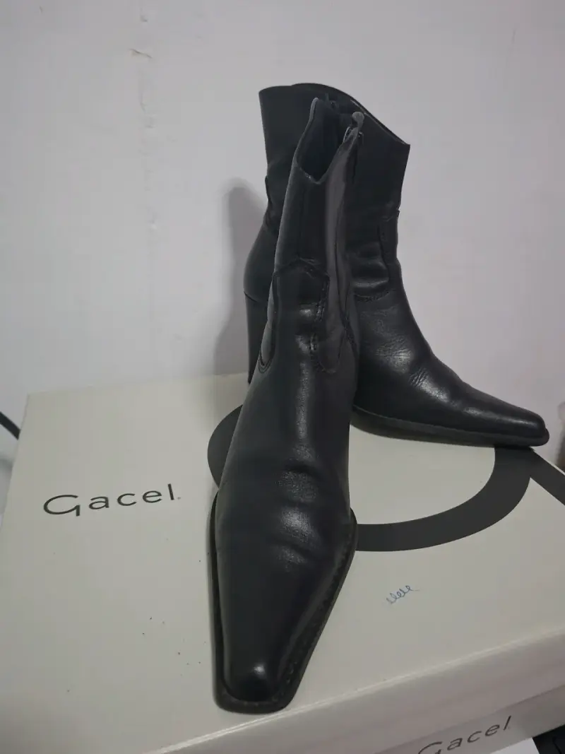 Botines de cuero negro con taco alto marca Gacel - 1