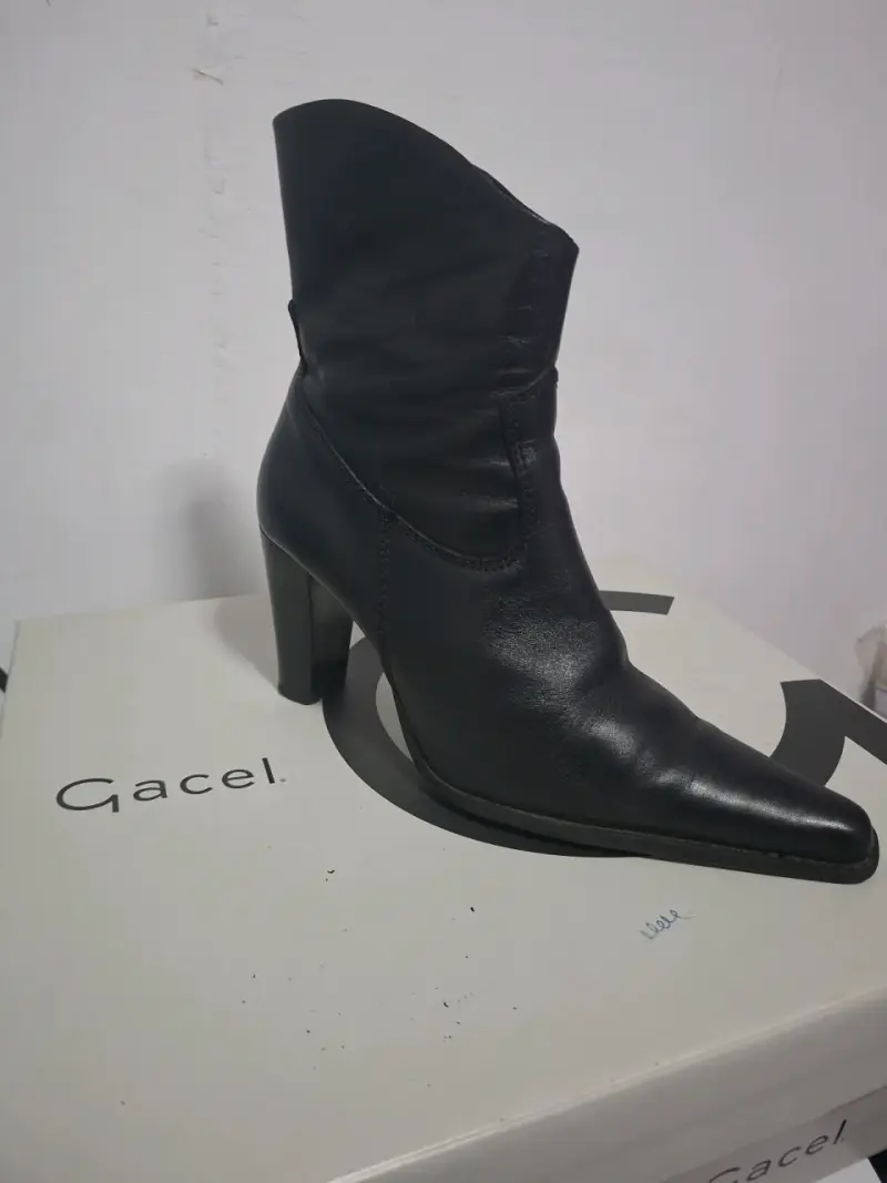 Botines de cuero negro con taco alto marca Gacel - 2