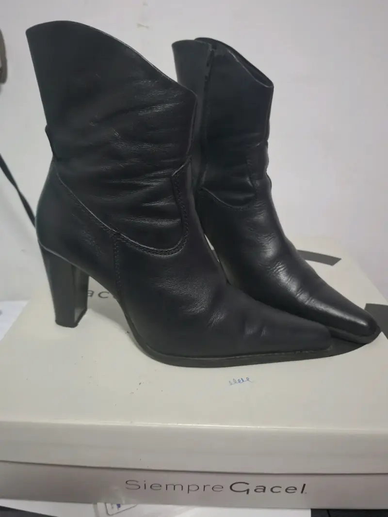 Botines de cuero negro con taco alto marca Gacel - 5