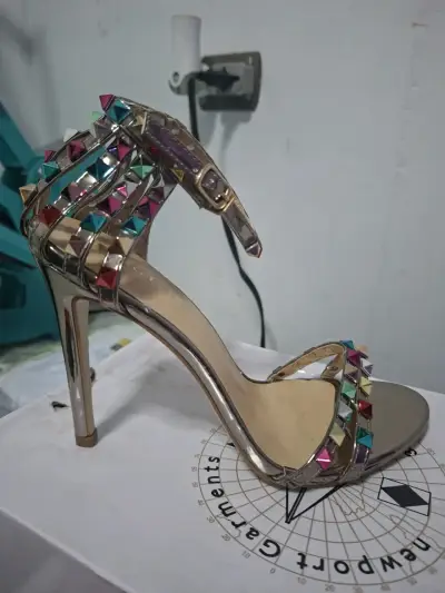 Tacones dorados con tachas multicolor - miniatura 1