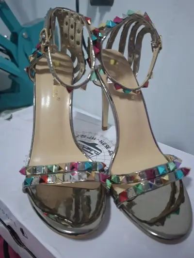 Tacones dorados con tachas multicolor - miniatura 2