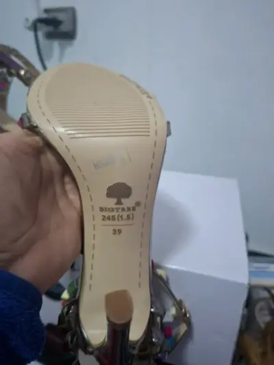 Tacones dorados con tachas multicolor - miniatura 3