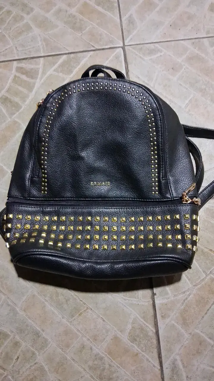 Mochila negra con tachas doradas - 1
