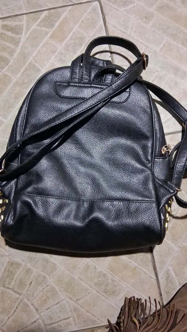 Mochila negra con tachas doradas - 2