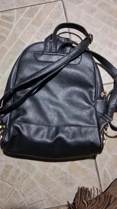 Mochila negra con tachas doradas - miniatura 2