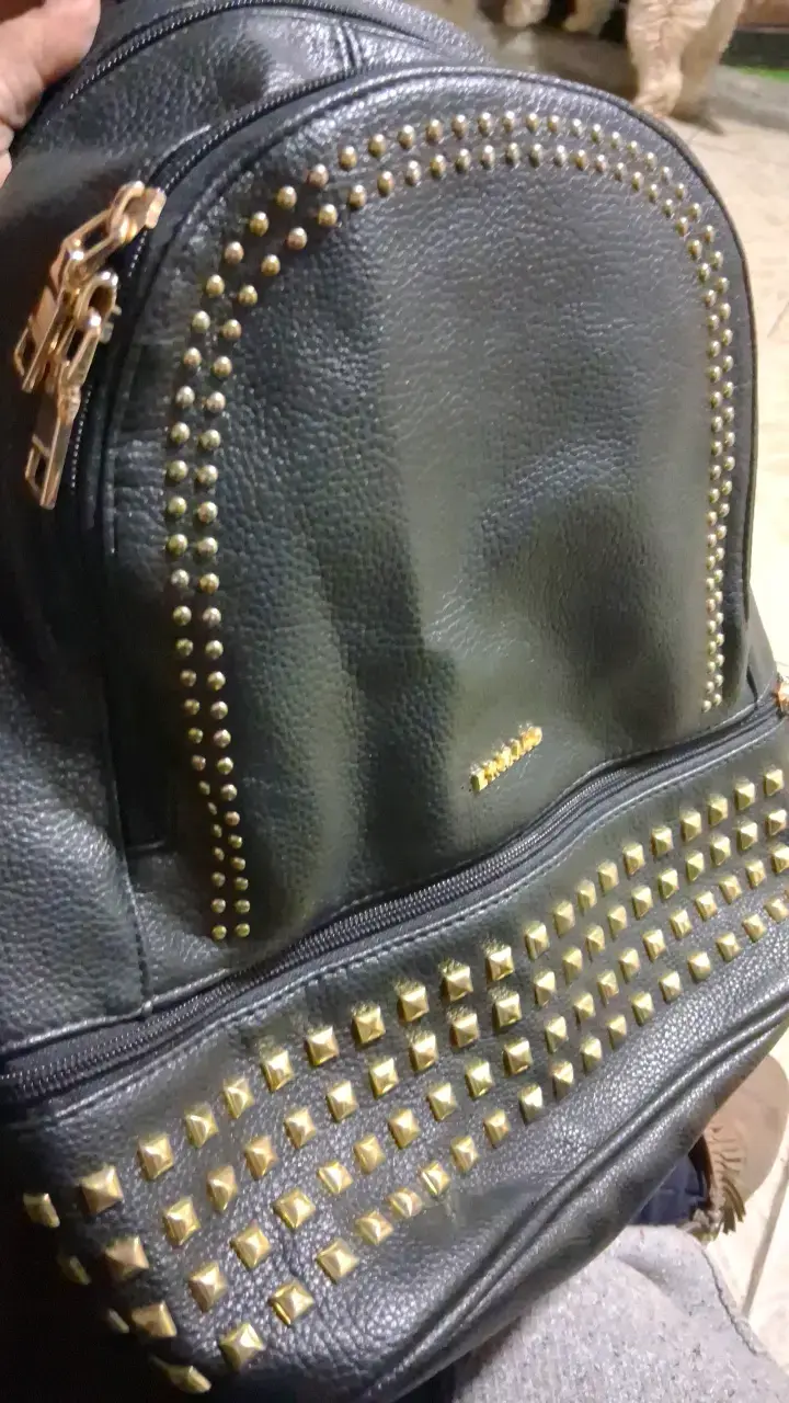 Mochila negra con tachas doradas - 3