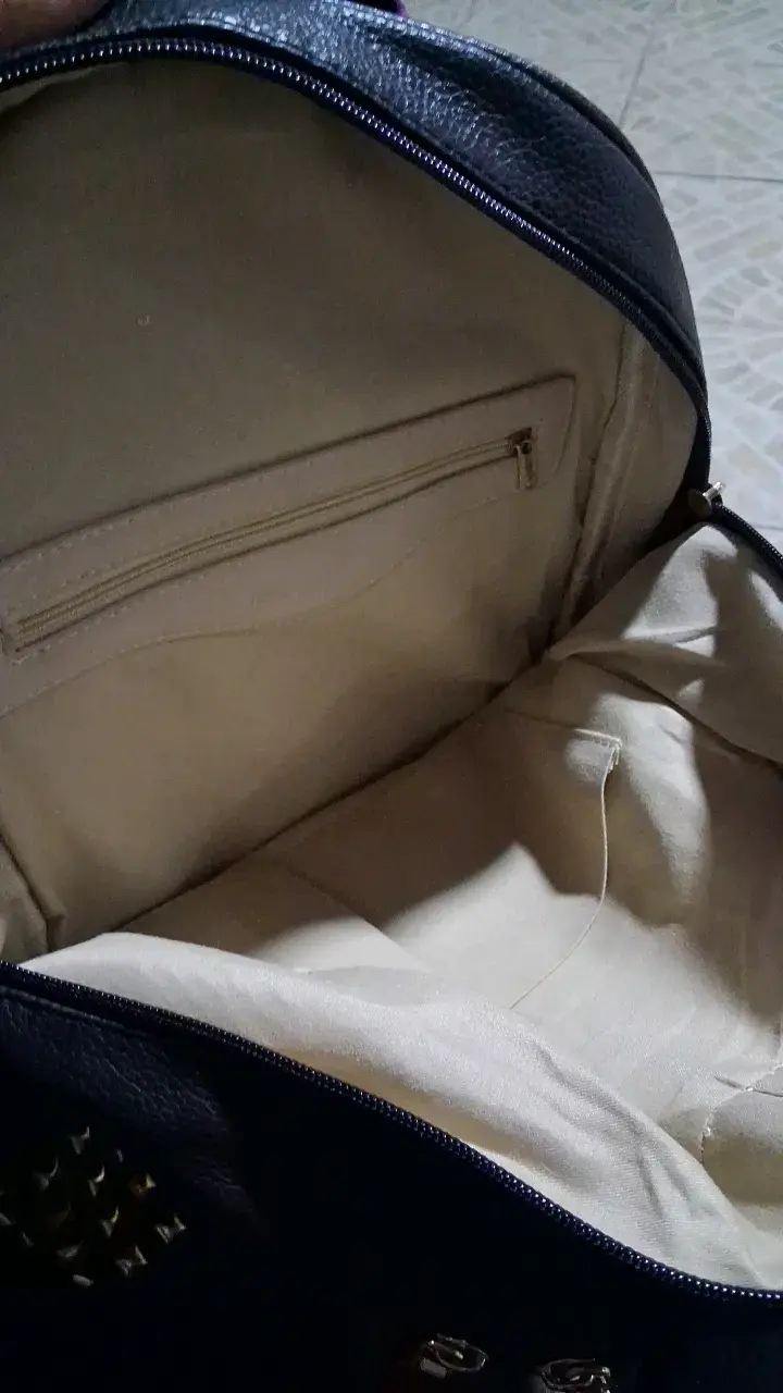 Mochila negra con tachas doradas - 4