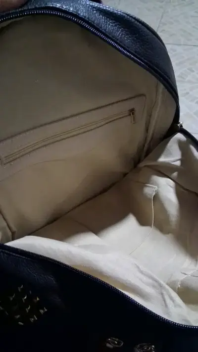 Mochila negra con tachas doradas - miniatura 4
