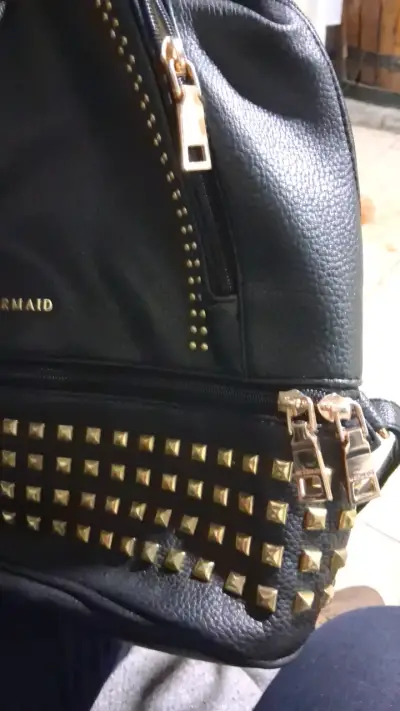 Mochila negra con tachas doradas - miniatura 5