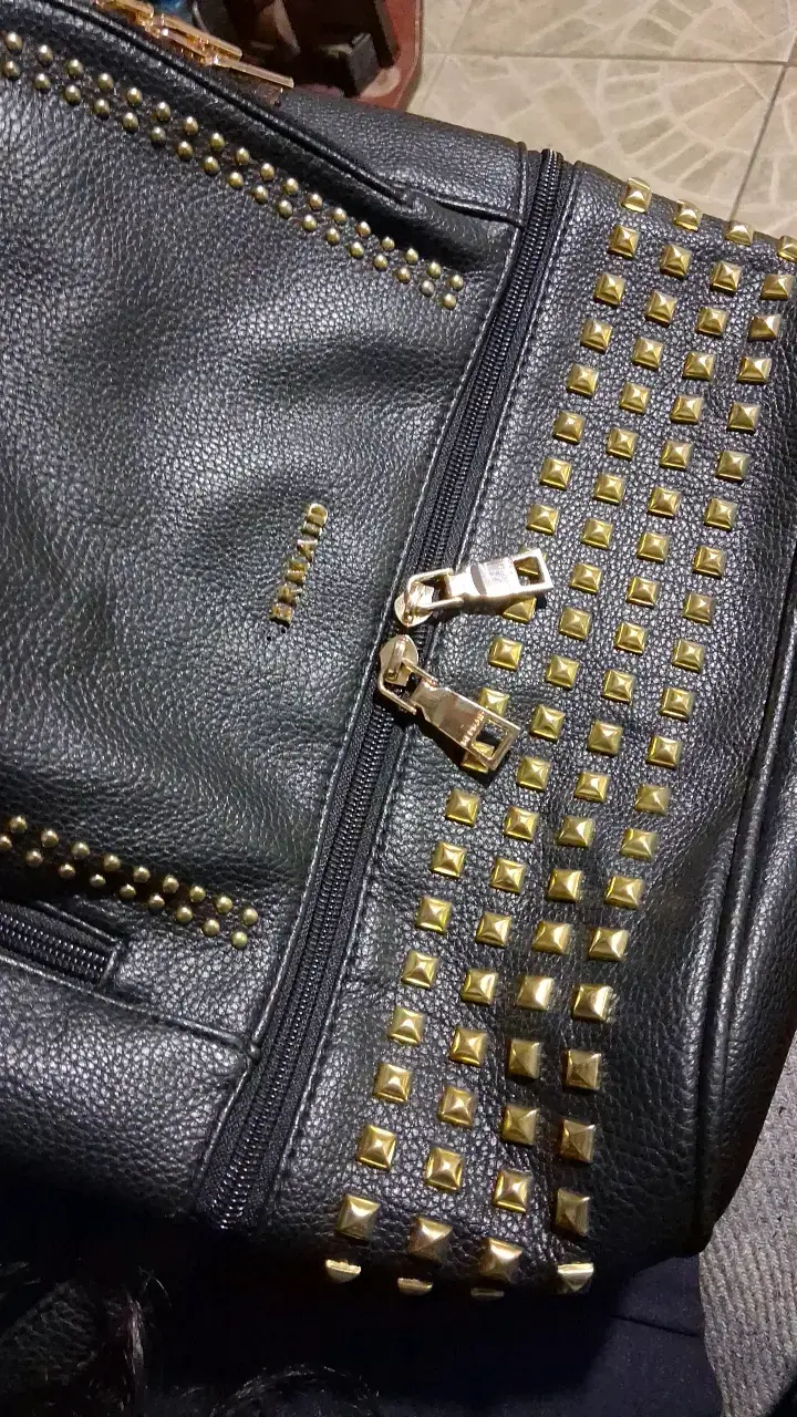 Mochila negra con tachas doradas - 6