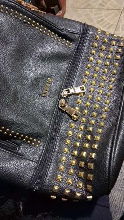 Mochila negra con tachas doradas - miniatura 6
