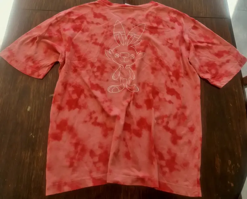 Polera Pokémon tie-dye roja con diseño - 1