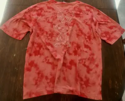 Polera Pokémon tie-dye roja con diseño - miniatura 1